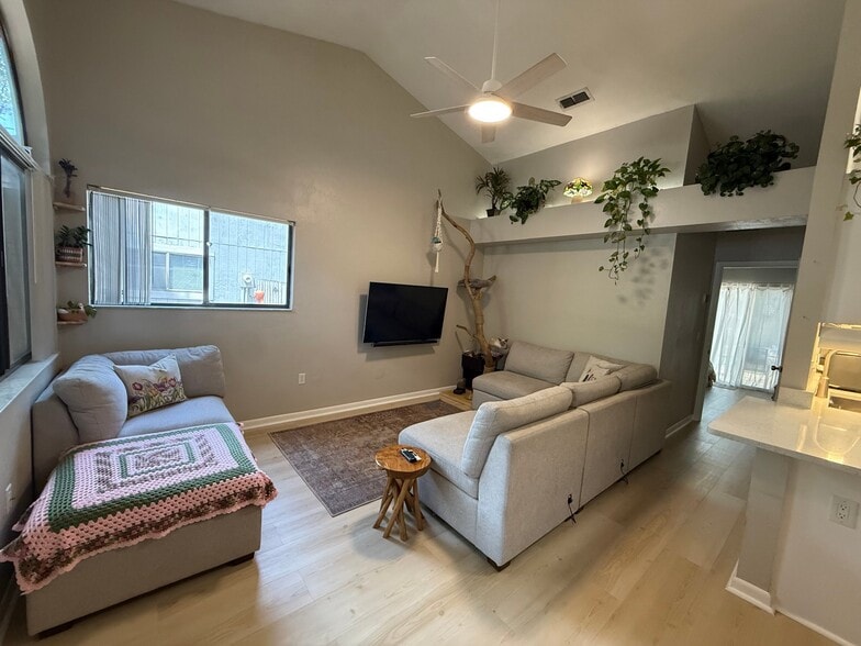 Building Photo - 3811 SW 28th Terrace