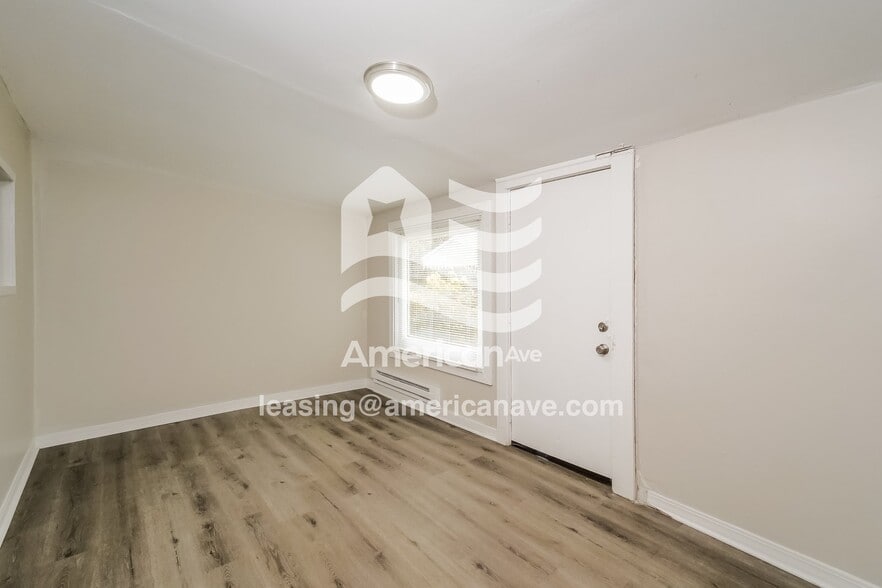 Building Photo - 520 N Gladstone Ave