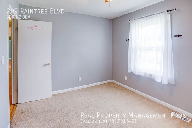 Building Photo - 209 Raintree Blvd
