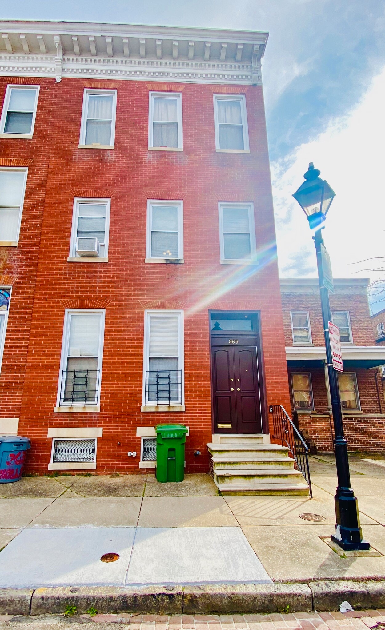 Building Photo - 865 Hollins St