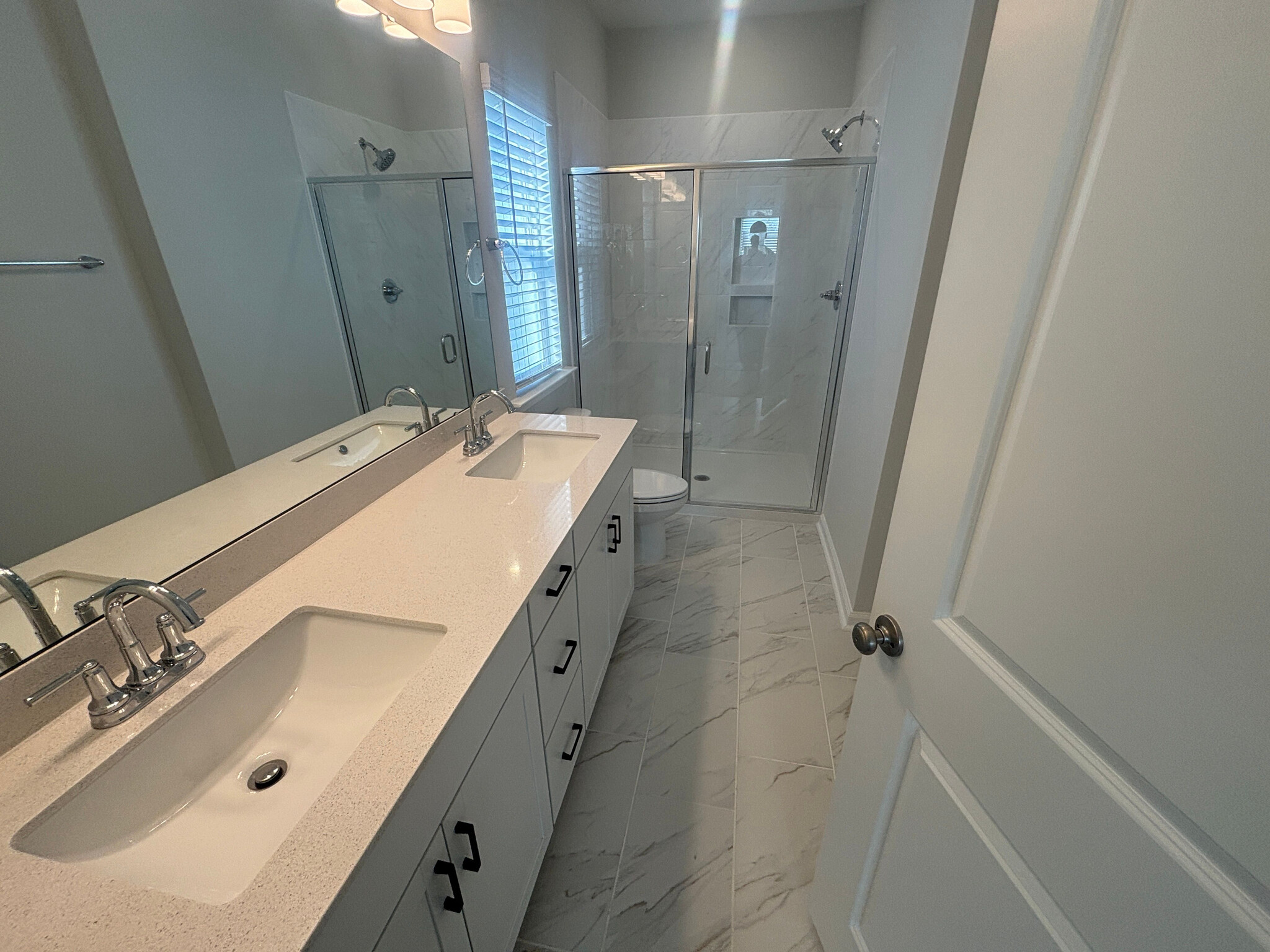 Building Photo - Room in Townhome on White Oak Gdn Wy