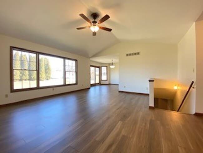 Building Photo - 3 Bedroom/2 Bathroom Home in the Gardens!