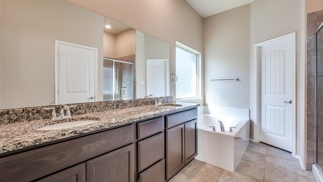 Building Photo - 2025 Lake Vista Dr