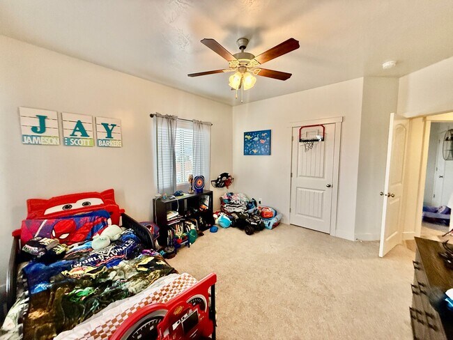 Building Photo - Lovely Pet Friendly 3-BR + Office in Sage Canyon