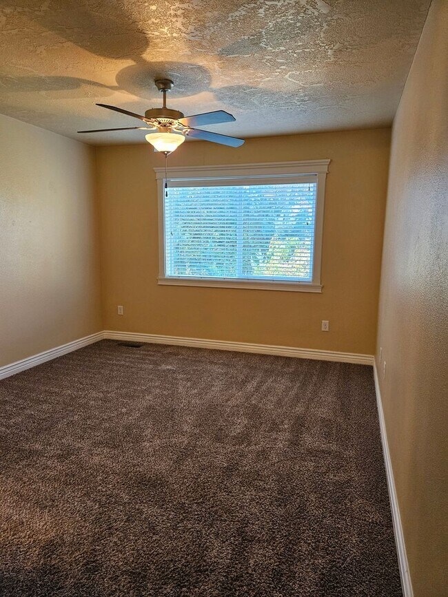 Building Photo - 3/2.5 in Boise-2 Car Garage, Fireplace, Vaulted Ceilings, Landscaping Included.