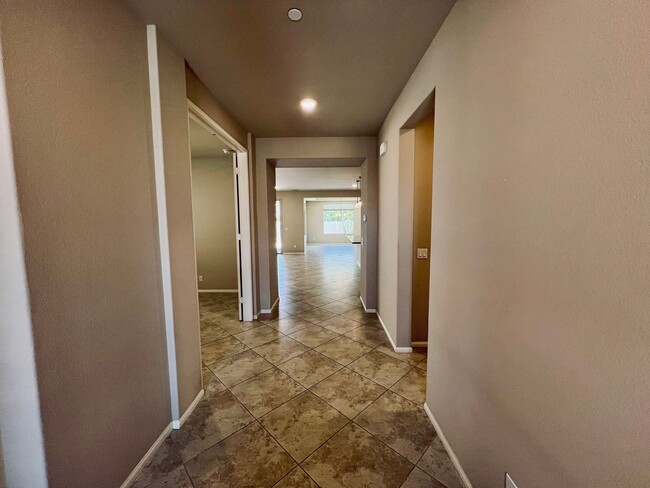 Building Photo - Gorgeous 2 bedroom and 2 bathroom home in ...