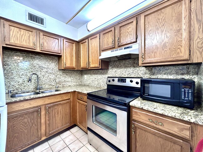 Building Photo - 2535 SW 22nd Ave