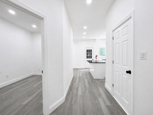 Building Photo - 428 56th St