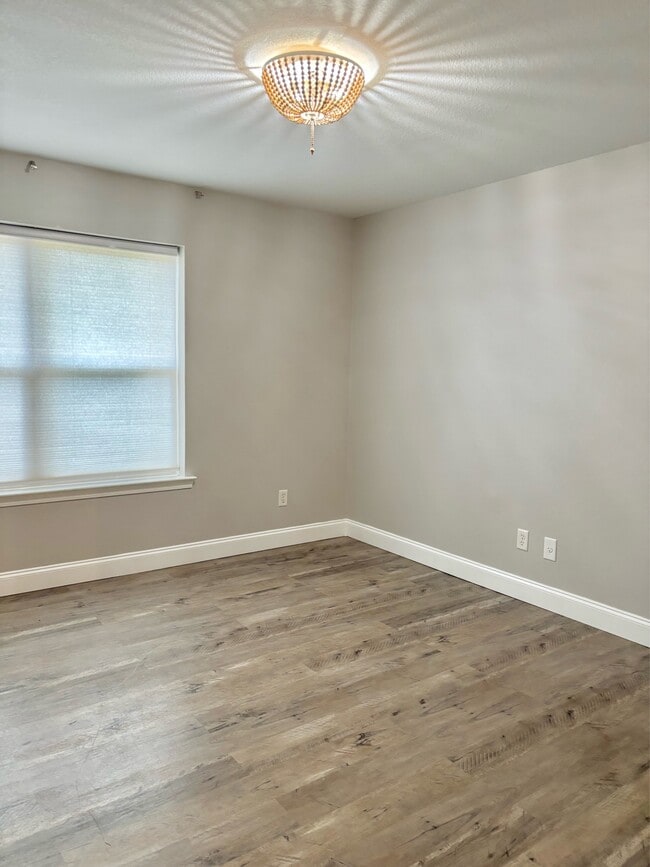 Building Photo - 2121 Oakstream Ave