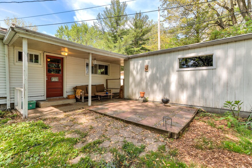 Backyard deck - 717 Southwest Dr
