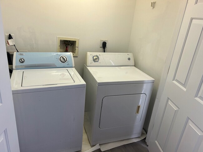 Building Photo - Room in House on Brian William Rd