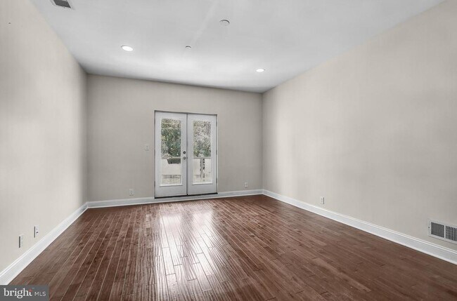 Building Photo - 2050 Frankford Ave