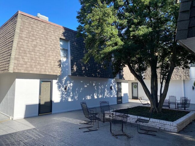 Primary Photo - Large 2 Bed 2.5 Bath Apt in Green Hills - ...