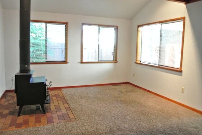 Building Photo - Roomy 2 bedroom 1.5 bathrooms