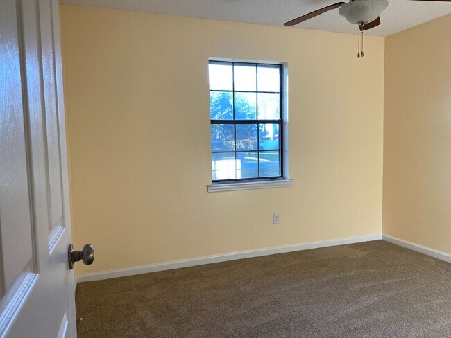 Building Photo - 15 Patricia Ln