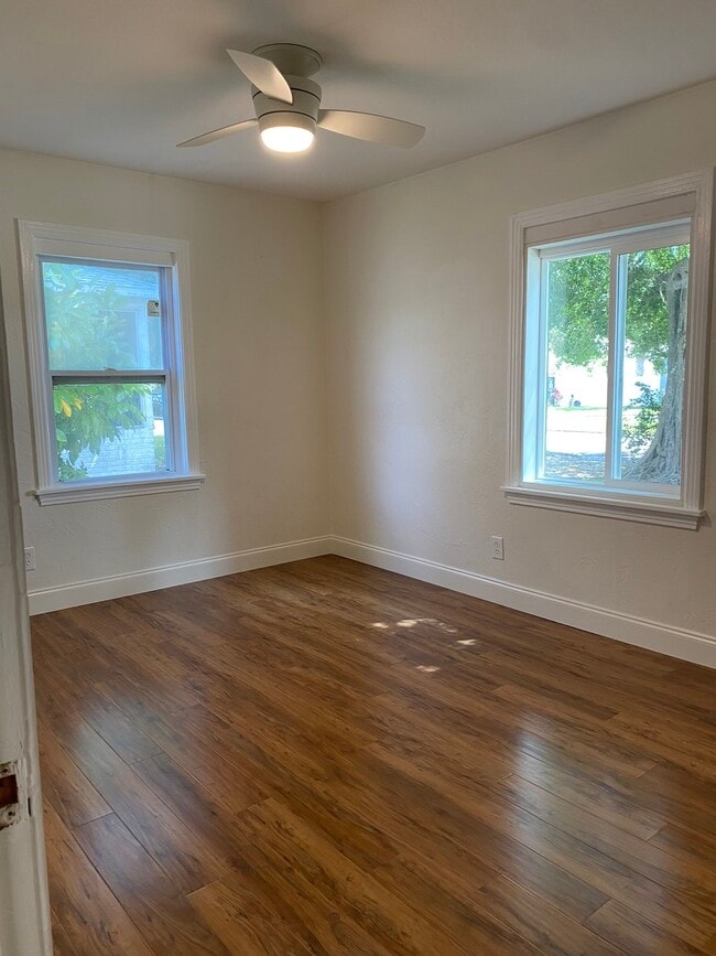 Building Photo - 129 36th Ave NE