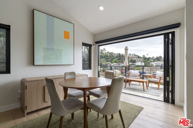 Building Photo - 3923 Fernwood Ave