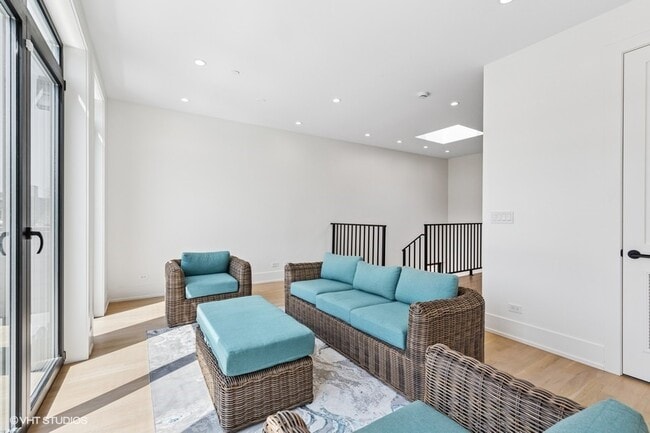 Building Photo - 1844 N Maud Ave