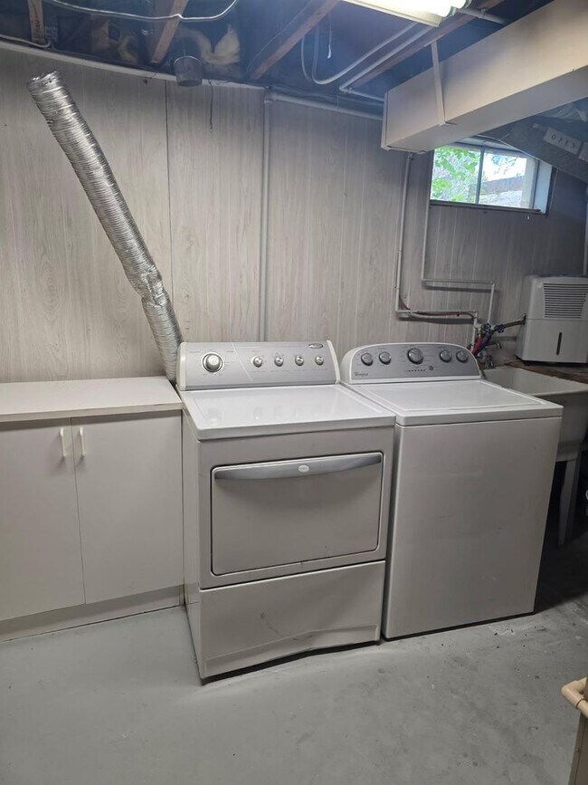 Building Photo - 812 Leeds Ln