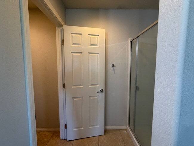 Building Photo - 4 BED 2.5 BATH 2 CAR GARAGE SINGLE FAMILY HOME W/ FULLY LANDSCAPED BACKYARD. THIS WAS FORMER MODE...