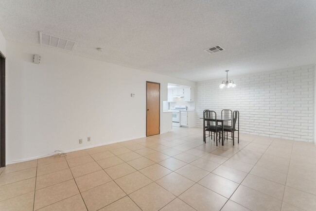 Building Photo - Single Story Condo  One Bedroom and One Ba...