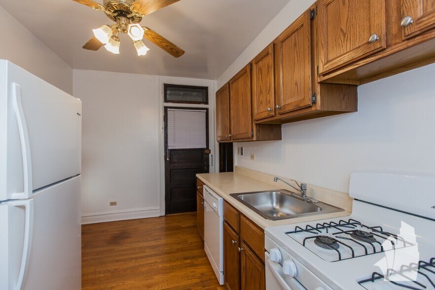 Building Photo - 1913 W Larchmont Ave