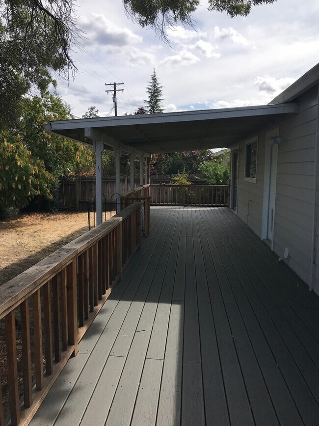 Building Photo - 3 Bedroom 2 Bath home w Garage