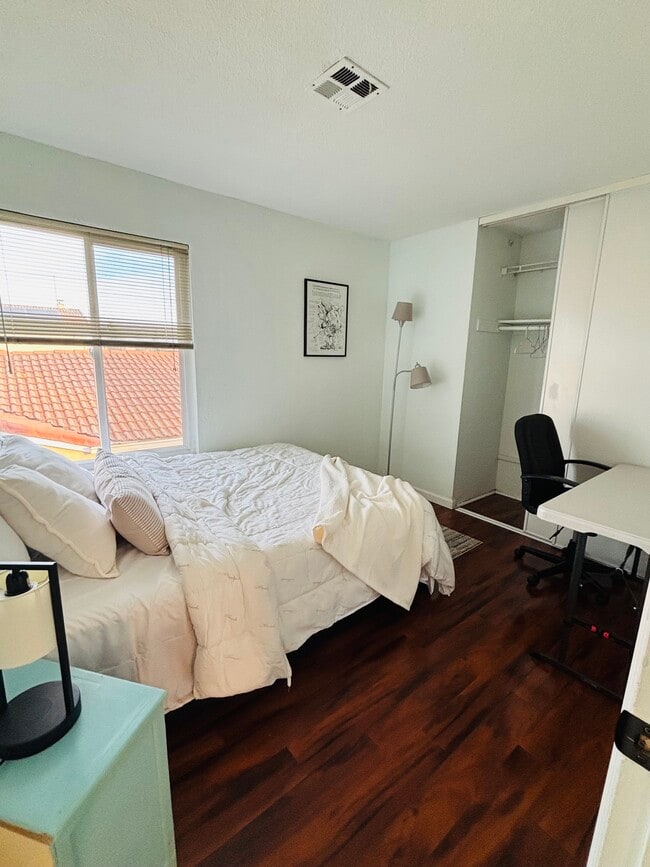 Building Photo - 2506 Cabrillo Dr