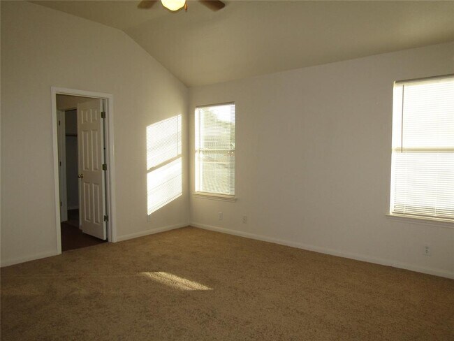 Building Photo - 122 Little Lake Rd