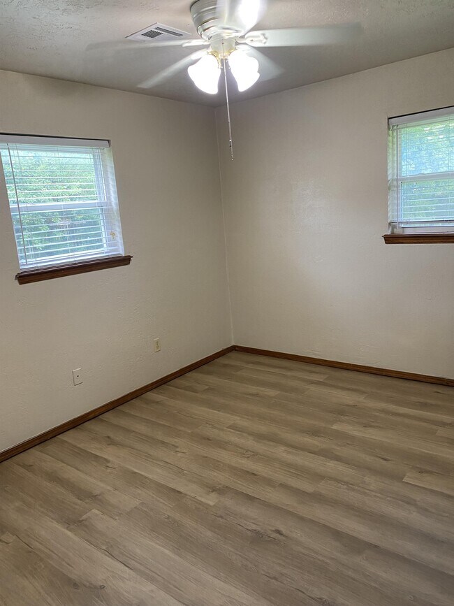 Building Photo - 1517 Essex Ct