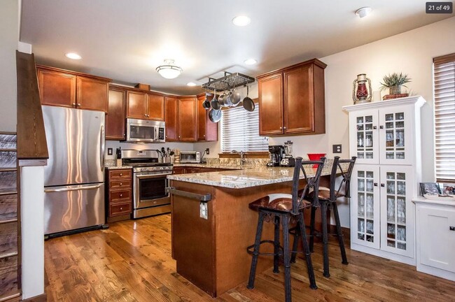 Building Photo - Beautiful Fully Furnished 4 Bed 3 Bath Home