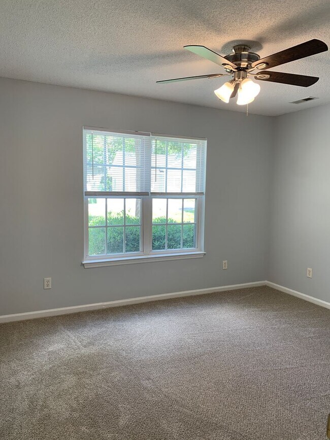 Building Photo - 3 BD, 2 BA House: Freshly Painted + New Flooring + Available Now!