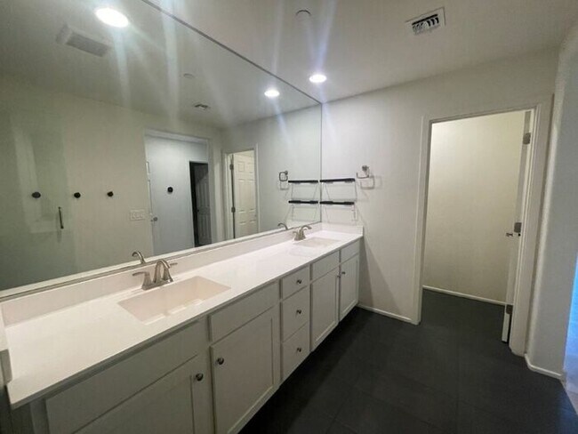 Building Photo - 1250 Abbey Ln