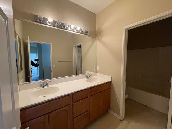 Building Photo - Three Bedroom Two Bathroom Condo in Lake Elsinore