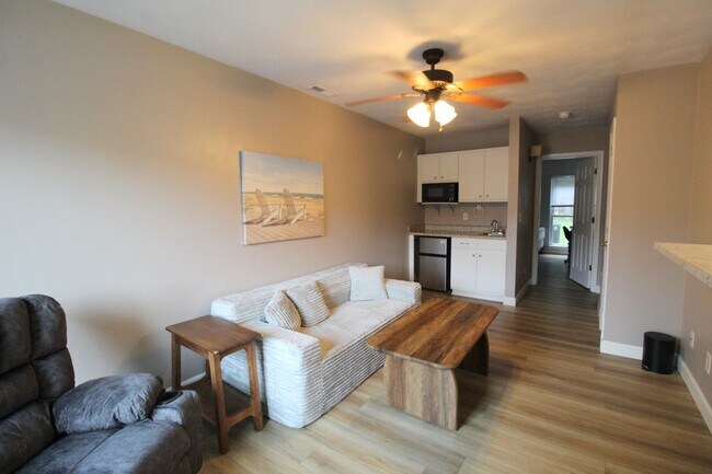 Building Photo - 1362 Bradley Dr