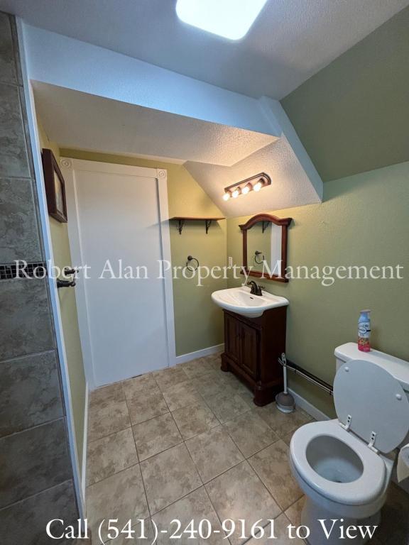 Building Photo - 916 SE Byers Ave