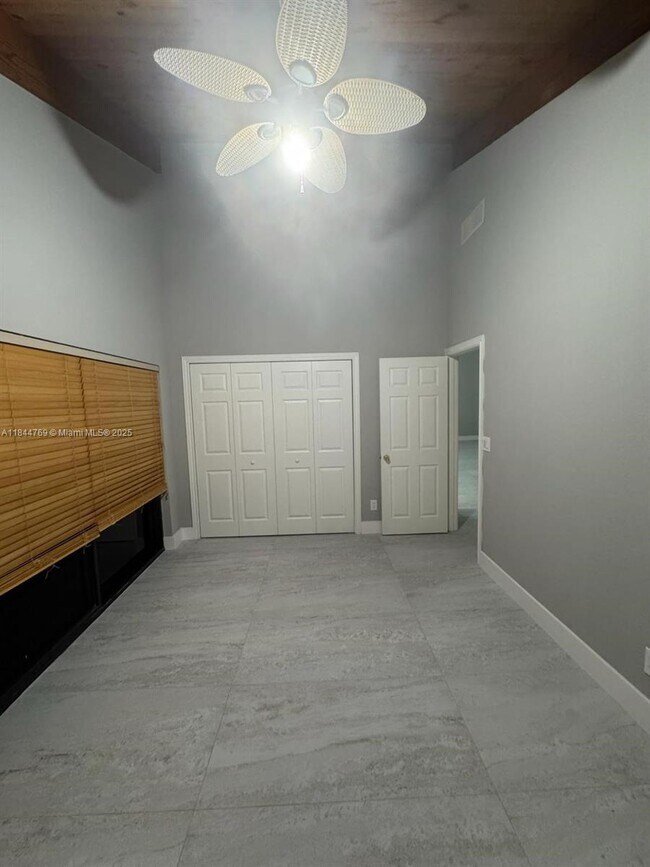 Building Photo - 2743 Parkview Dr S