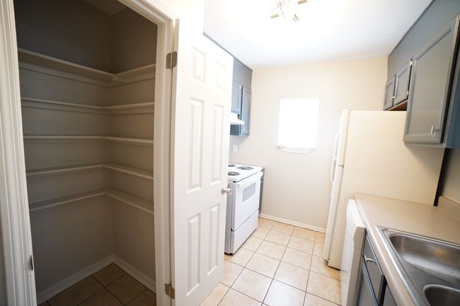 Building Photo - 2 bed / 1 bath Townhome on Tharpe