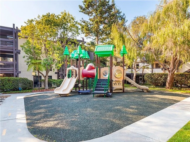 Building Photo - Top Floor 2bd/2ba Condo in the Heart of Playa Del Rey!