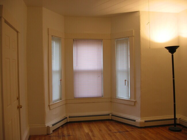 Building Photo - 356 Windsor St