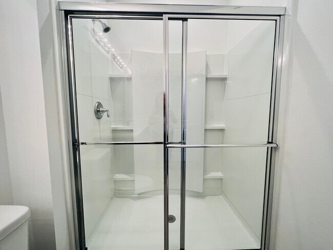 Building Photo - Beautiful 3 bedroom 2.5 bath Townhome!