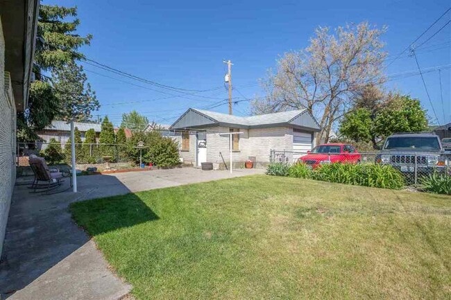 Building Photo - 2 Bed Mid-Century House w/ Garage & Fenced...