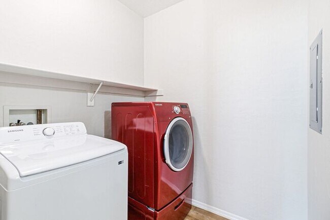 Building Photo - Beautiful townhouse for Rent!