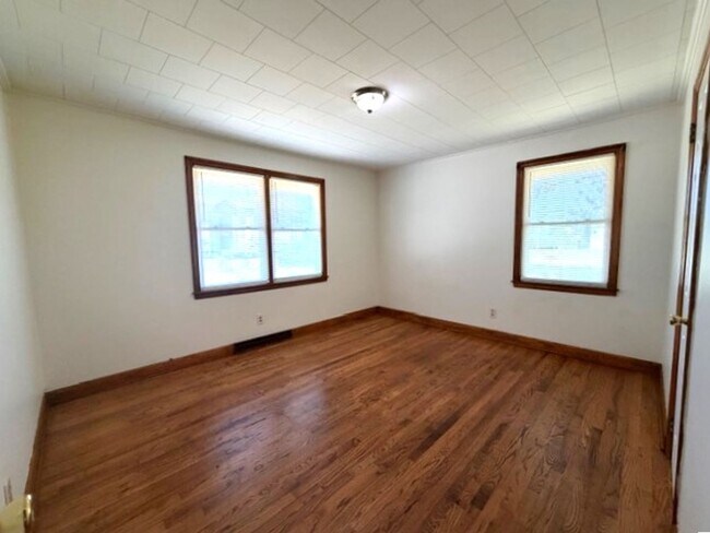 Building Photo - 929 E Haggard Ave
