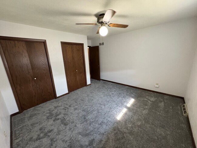 Building Photo - 3 bedroom 2 bath home with a bonus room in Davenport