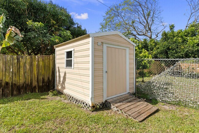 Building Photo - 2466 SE Renick Ave