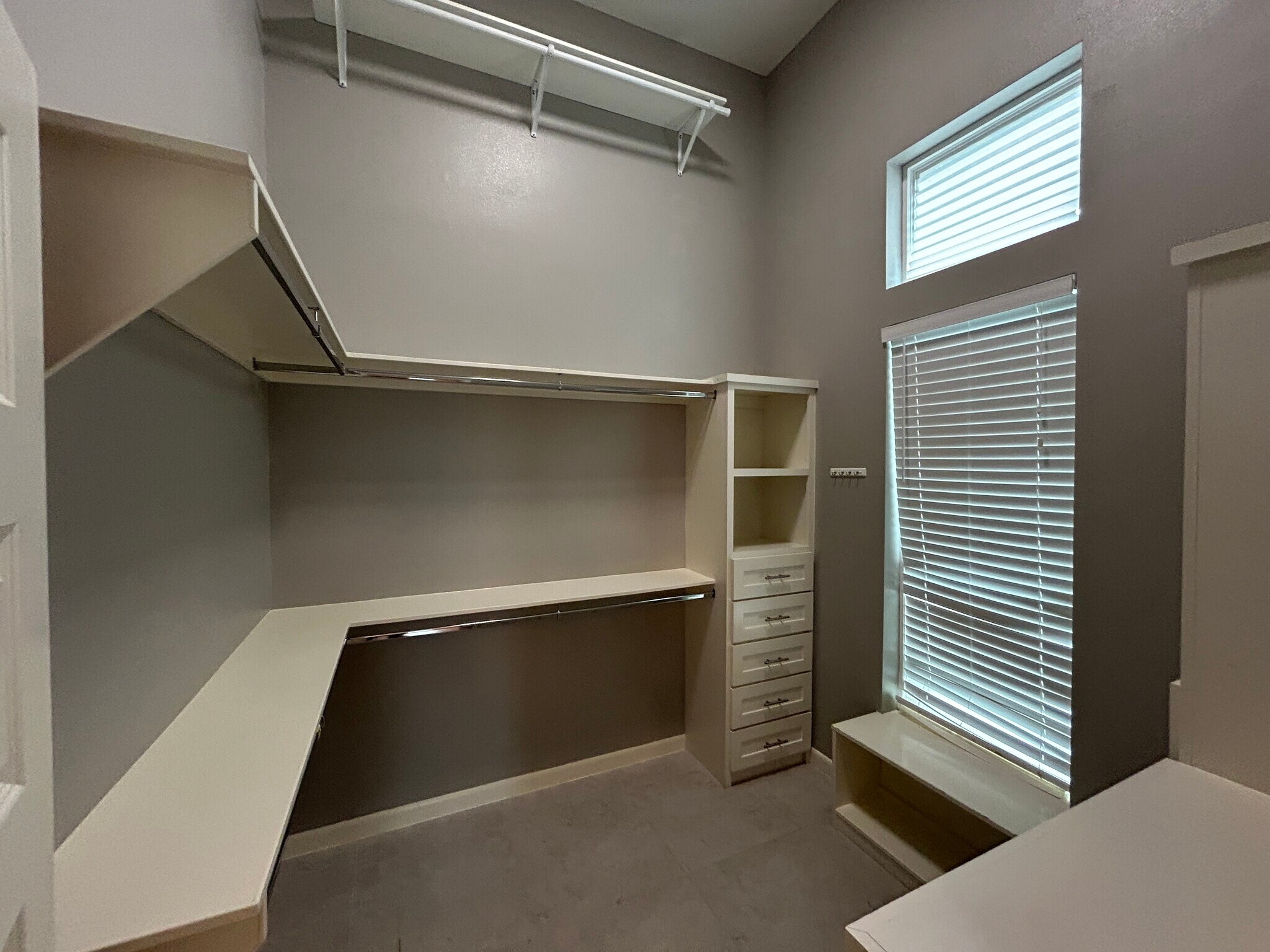 Building Photo - 4105 Lake View Dr