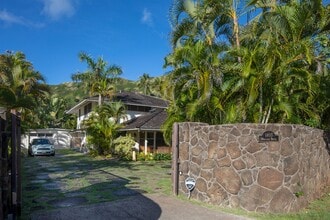 Building Photo - Fully Furnished Lanikai House with A/C