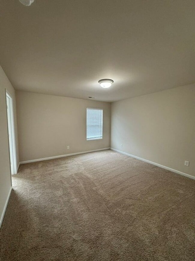 Building Photo - ***** READY TO MOVE IN *****