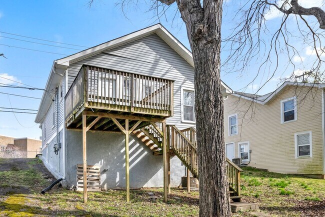 Building Photo - 2 Bedroom Pet Friendly Home For Rent Near APSU!